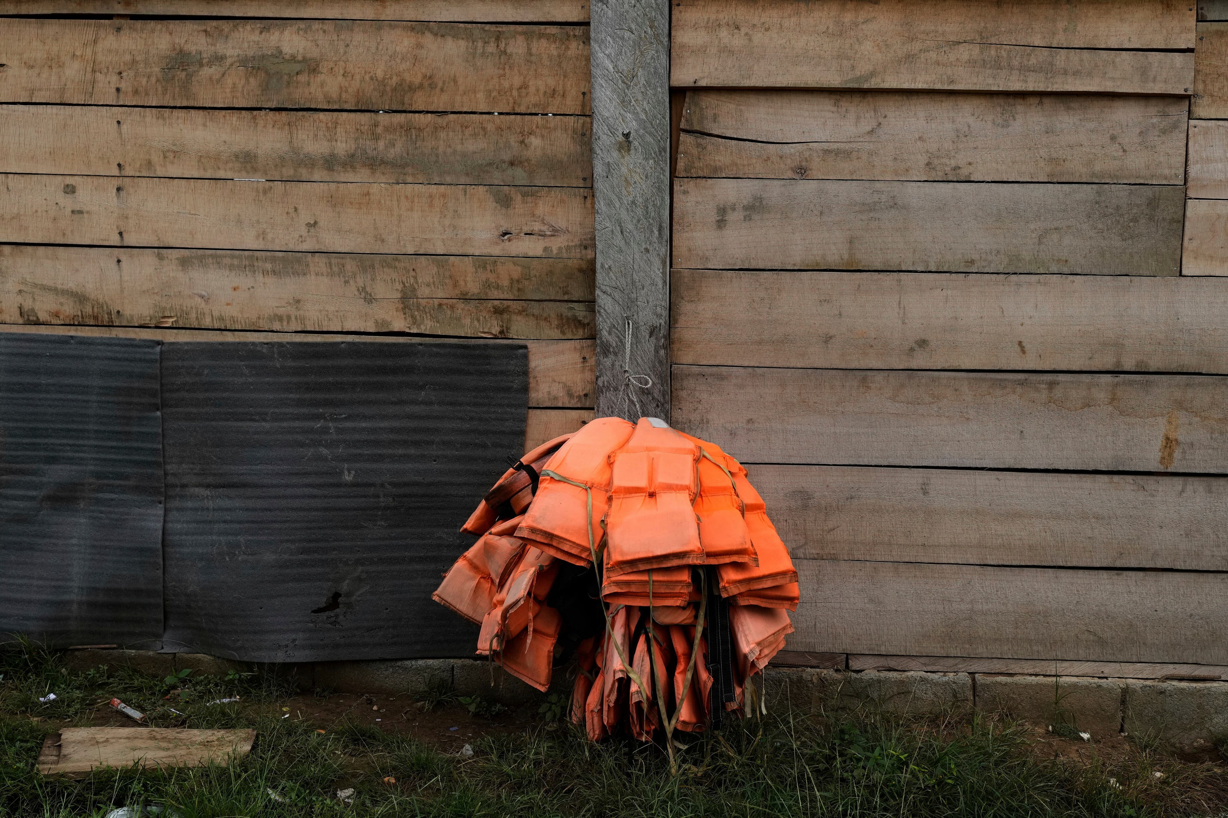 Los sindicatos cobran entre 3.200 y 3.500 dólares por persona por el pasaje al país. (AP Foto/Matías Delacroix)