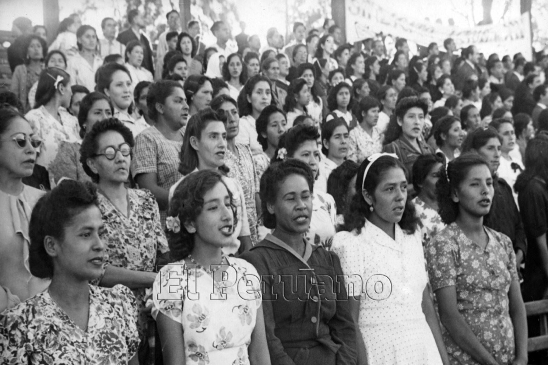Mujeres en el Día del Trabajo en 1946. Ellas tuvieron un papel importante para el cambio en la legislación laboral (Foto archivo El Peruano)