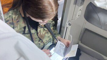 Militares polacas revisan los pasaportes