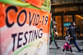 Personas caminan por Nueva York,