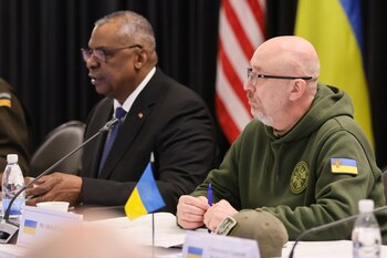 Lloyd Austin junto al ministro de Defensa de Ucrania Oleksiy Reznikov durante la reunión en la base aérea de Ramstein, en Alemania. (REUTERS/Wolfgang Rattay)