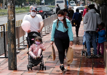 Una familia protegida con tapabocas