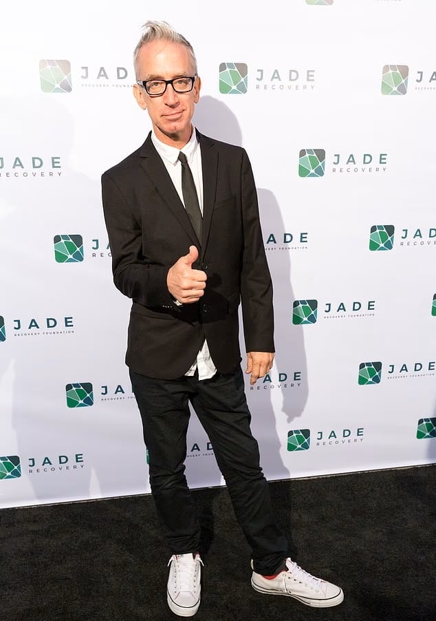 Testigos piden Narcan para auxiliar a Andy Dick mientras sus amigos intentan reanimarlo antes de la llegada de los paramédicos.