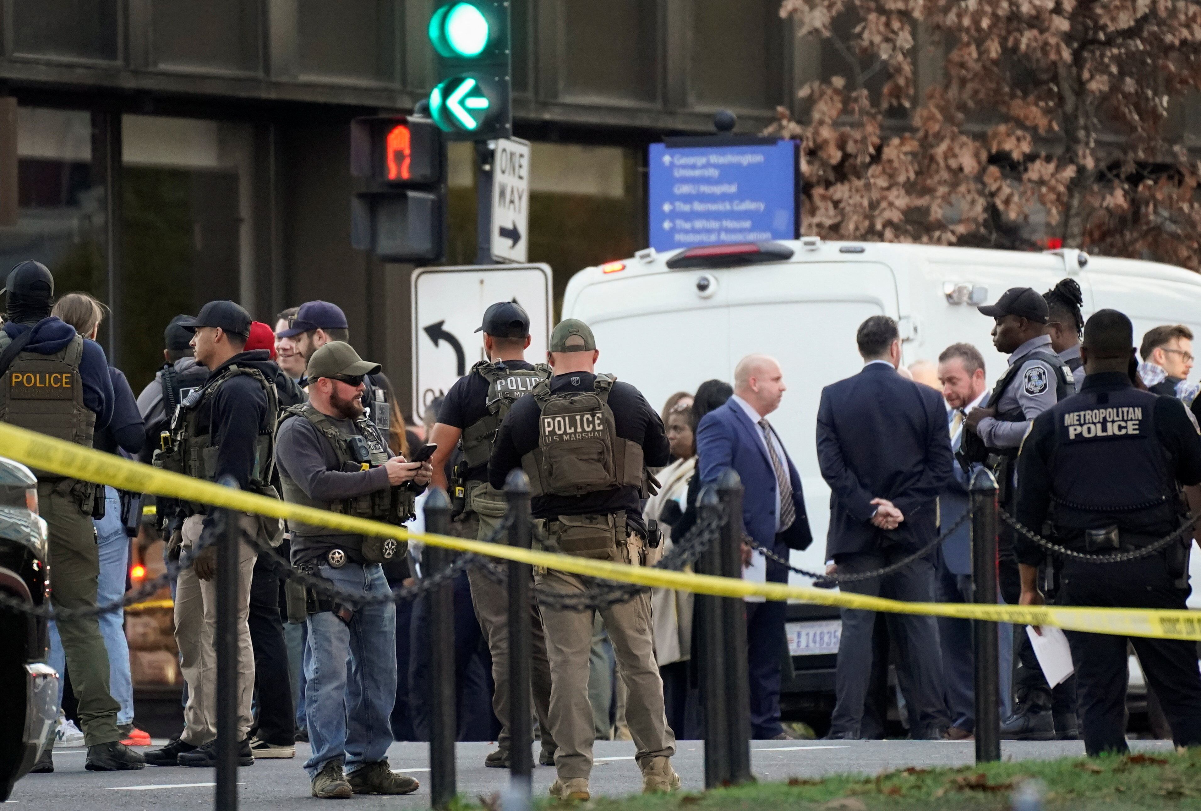 Agentes de la ley en la escena del tiroteo en Washington