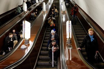La gente se refugió en una estación de subte ante la alerta de misiles (REUTERS/Alina Smutko)