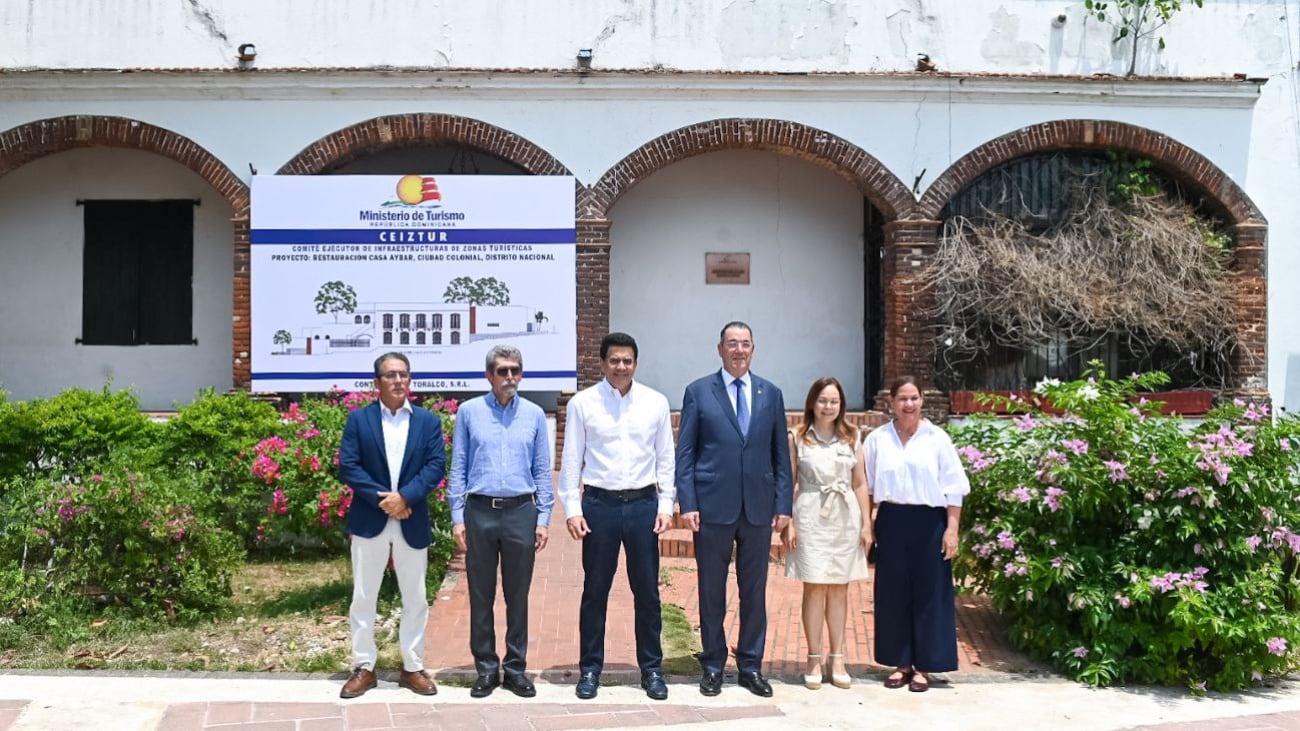El funcionario, ministro de Turismo, explicó que el plan en el centro histórico contempla recuperar fachadas, cubiertas y elementos internos. La intervención sumará boletería, exposiciones, baños públicos y una cafetería, además de obras viales. (Cortesía: Gobierno de República Dominicana)