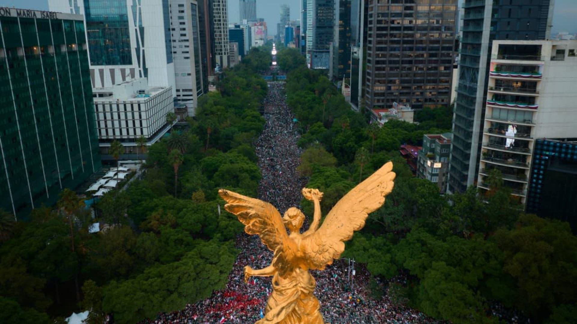 Clara Brugada pidió a los aficionados no acudir al Ángel de la Independencia si hay saturación y anunció puntos de apoyo distribuidos en Paseo de la Reforma para el duelo de México ante Inglaterra en el Mundial 2026. (@ClaraBrugadaM)