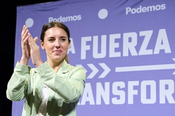 25/05/2023 La ministra de Igualdad, Irene Montero, aplaude durante un acto de campaña de Podemos-IU, en el paraninfo de la Magdalena, a 25 de mayo de 2023, en Santander, Cantabria (España).
POLITICA
Juanma Serrano - Europa Press