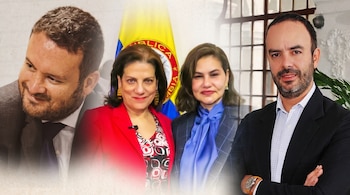 Un hombre con barba a la izquierda, dos mujeres en el centro, y un hombre con barba a la derecha. Una bandera de Colombia detrás de las mujeres.