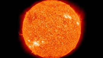 Los neutrinos son partículas elementales que no tienen carga eléctrica y cuya masa es diminuta. Se producen, por ejemplo, en el Sol, en los reactores nucleares y cuando los rayos cósmicos chocan con la atmósfera (Foto: archivo DEF)