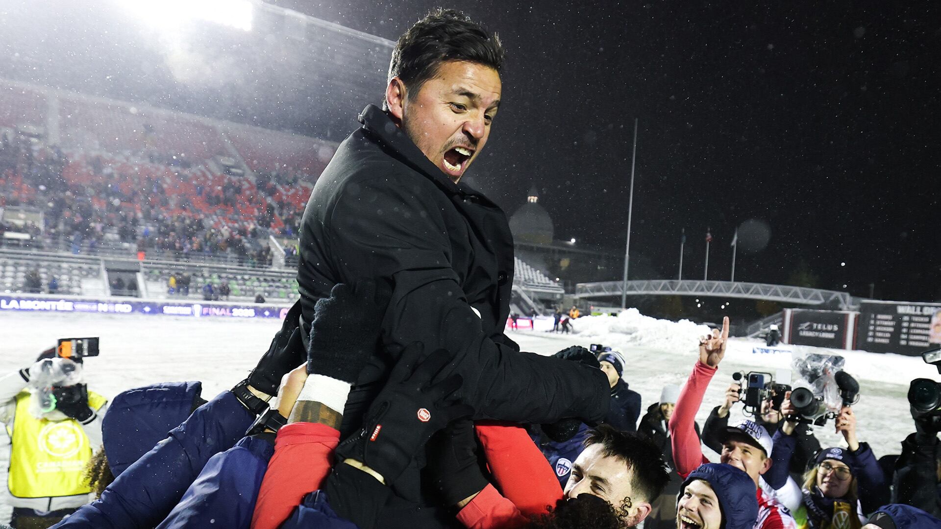 En una final épica sobre nieve, Atlético Ottawa venció 2-1 a Cavalry FC con gol decisivo de David Rodríguez en tiempo extra, coronando a Diego Mejía como el primer técnico mexicano campeón en la liga canadiense. (X: Canadian Premier League)