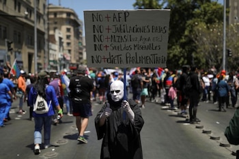 Sobre el estallido social en Chile, Michelson rechaza una relación causal con los suicidios y lo vincula más con una repolitización y con formas políticas estancadas. (REUTERS/Pablo Sanhueza)