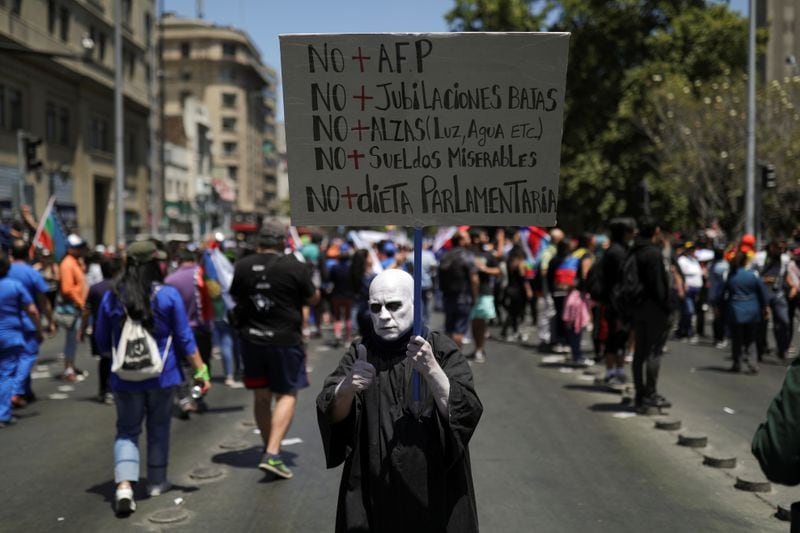 Sobre el estallido social en Chile, Michelson rechaza una relación causal con los suicidios y lo vincula más con una repolitización y con formas políticas estancadas. (REUTERS/Pablo Sanhueza)