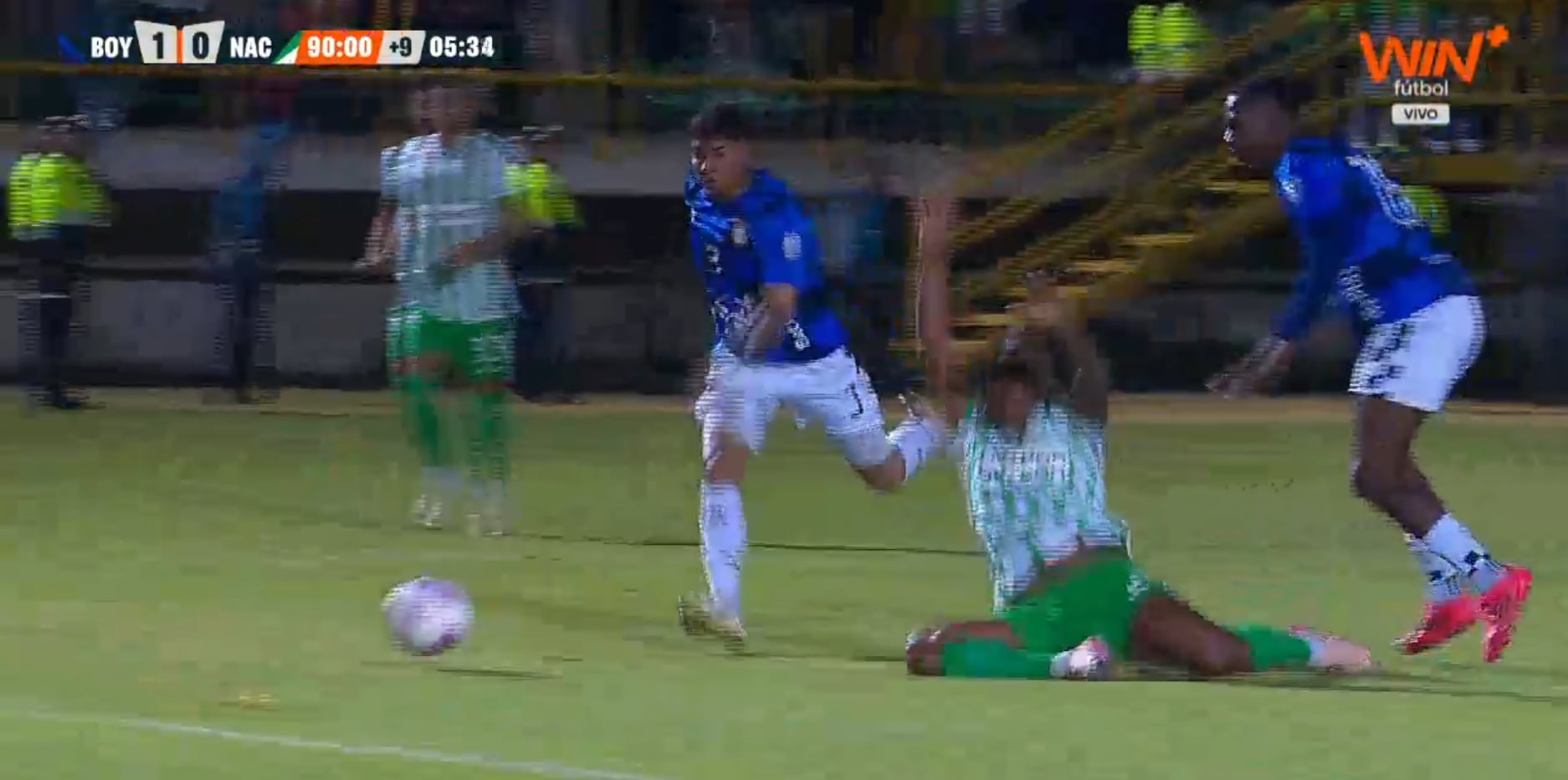 Falta contra Alfredo Morelos en el partido entre Boyacá Chicó vs. Atlético Nacional - crédito Win Sports