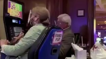 Un empleado del lugar se