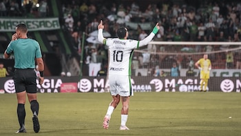 Así fue el impresionante gol de Edwin Cardona contra Nacional desde la mitad de cancha: “No hay mucho más que decir sobre él”