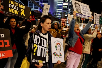 Manifestantes sostienen pancartas durante una