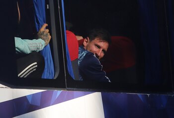 Leo Messi saluda a los