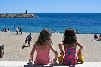 Varias personas disfrutando del buen tiempo en la playa de Aguadulce, Almería a 5 de abril de 2026. (EFE/Carlos Barba)