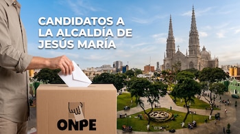 Una persona introduce un sobre blanco en una urna de cartón con el logo de la ONPE frente a una plaza con árboles y una iglesia con dos torres.