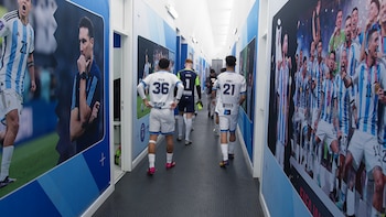 Los jugadores del Club Argentino en el túnel de vestuarios (Alejandro Higuera López/Infobae)