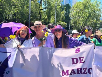 Celia Marín Sasaki (camisa morada