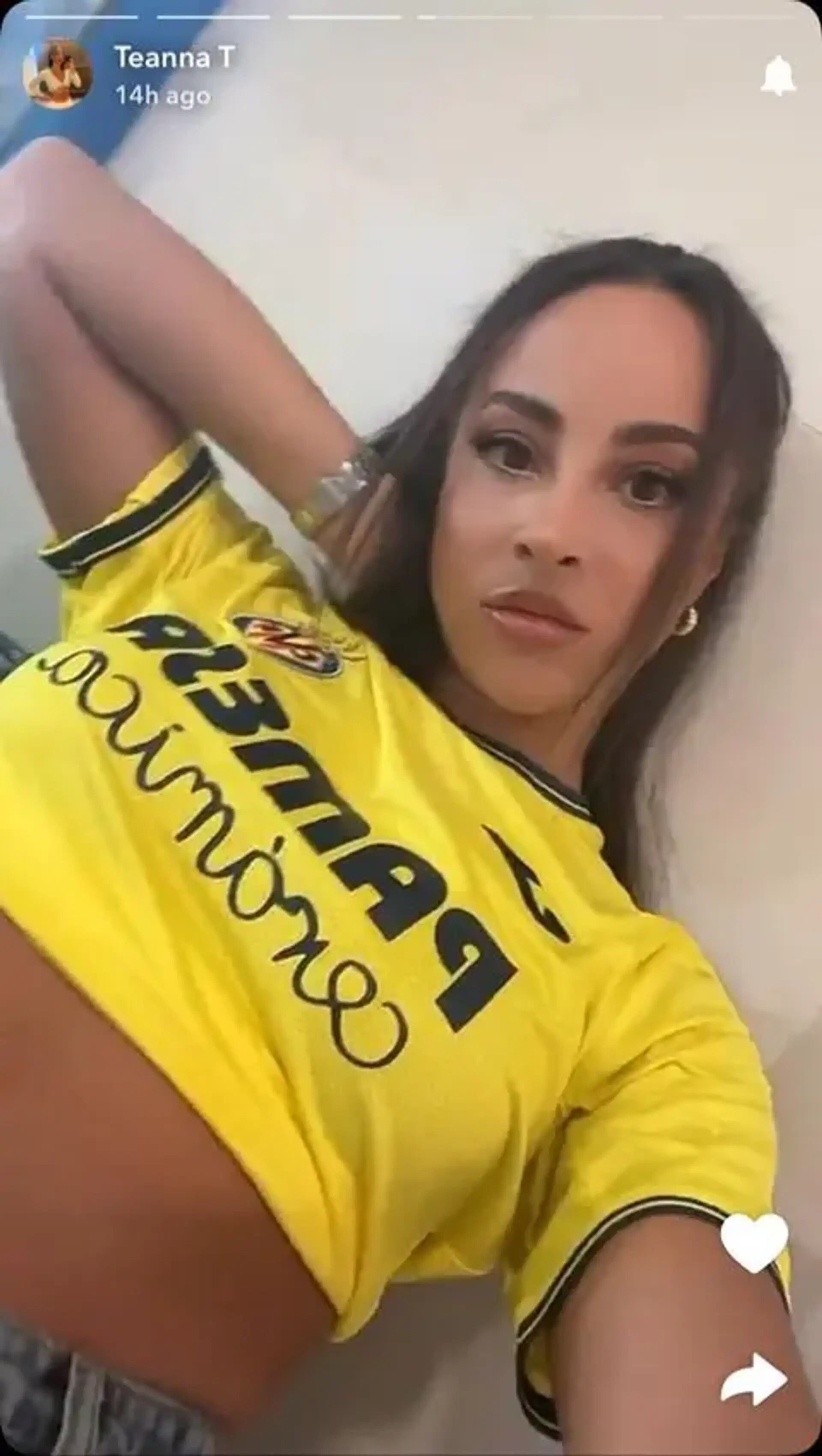 Teanna Trump con la camiseta del Villarreal