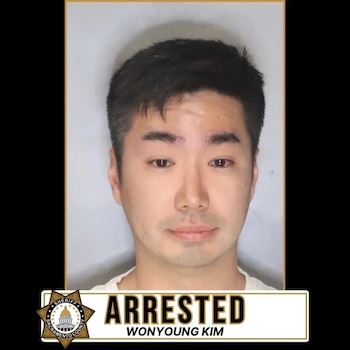 Foto de ficha policial de un hombre asiático, Kim Wonyoung, con cabello oscuro y expresión neutra, tomada por el Sheriff del Condado de Sacramento