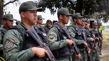 Las fuerzas de seguridad del régimen de Maduro dicen haber incautado 171 armas y desmantelado una red de extorsión en una cárcel