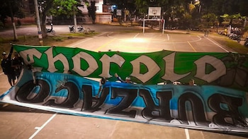 Una publicación en las redes sociales reavivó la la guerra entre las barras de Racing y Deportivo Cali por el robo de una bandera