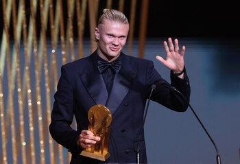 Erling Haaland recibiendo el premio