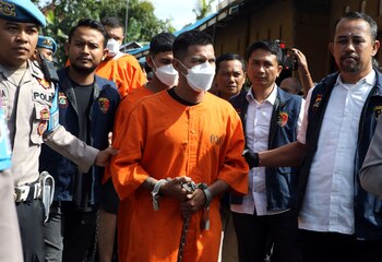 La policía de Indonesia arresta a tres mexicanos luego de un robo armado en el que un turista turco resultó herido, en Bali, Indonesia, el 30 de enero de 2024. (AP Foto/Firdia Lisnawati)