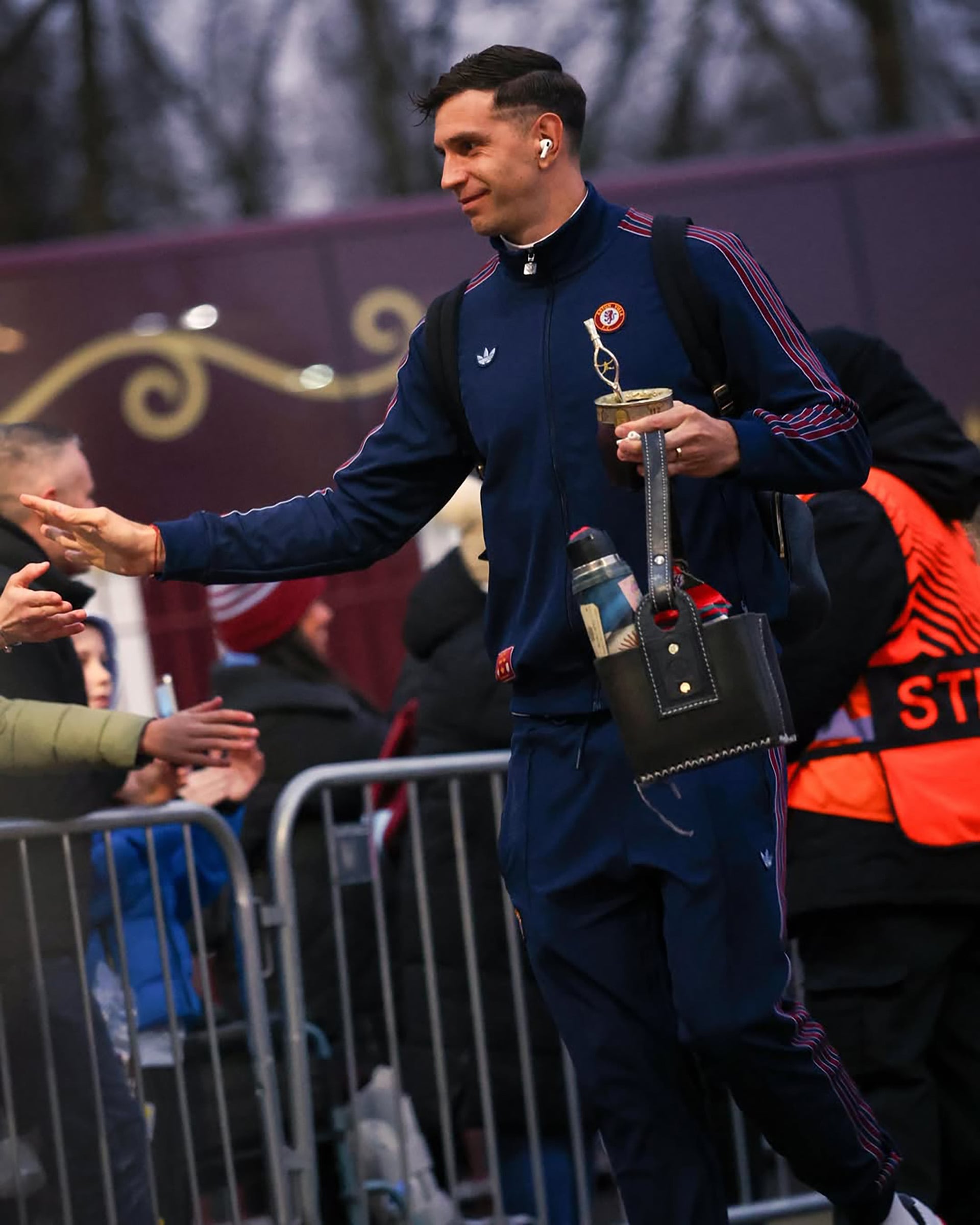 El Dibu Martínez luce su singular bombilla en la previa a un partido del Aston Villa
