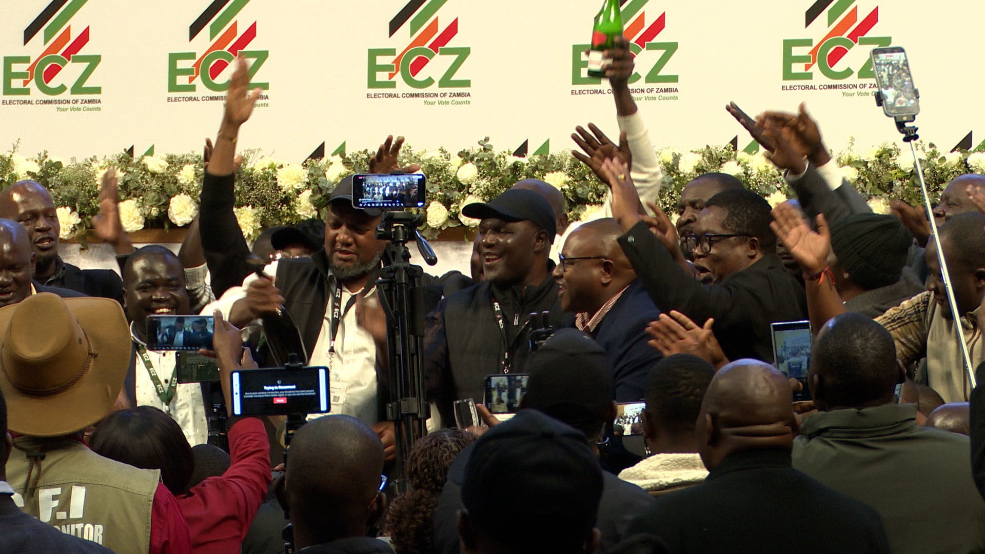 18/08/2026 LUSAKA, Aug. 18, 2026 -- Members of the United Party for National Development, Zambia's ruling party, celebrate after the declaration of the official results of the presidential poll in Lusaka, Zambia, Aug. 18, 2026.
Incumbent President Hakainde Hichilema has won re-election in Zambia's presidential poll, the Electoral Commission of Zambia (ECZ) announced early Tuesday.
POLITICA
Europa Press/Contacto/Martin Mbangweta