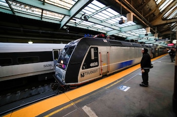 NJ Transit aplica desde el 1 de julio un aumento anual del 3% en las tarifas de autobuses, trenes de cercanías y trenes ligeros entre Nueva Jersey y Nueva York (REUTERS/Eduardo Muñoz)
