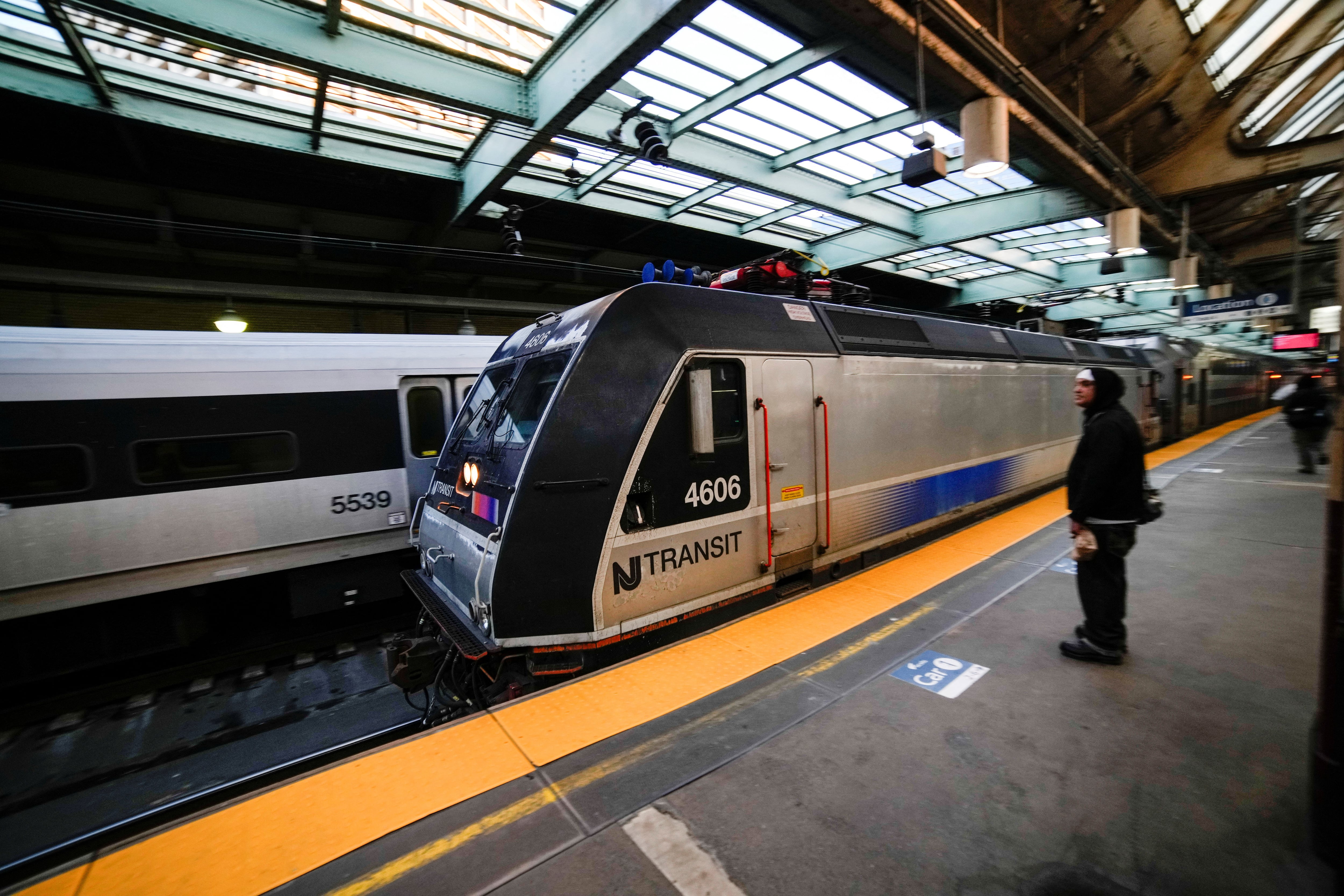 NJ Transit aplica desde el 1 de julio un aumento anual del 3% en las tarifas de autobuses, trenes de cercanías y trenes ligeros entre Nueva Jersey y Nueva York (REUTERS/Eduardo Muñoz)