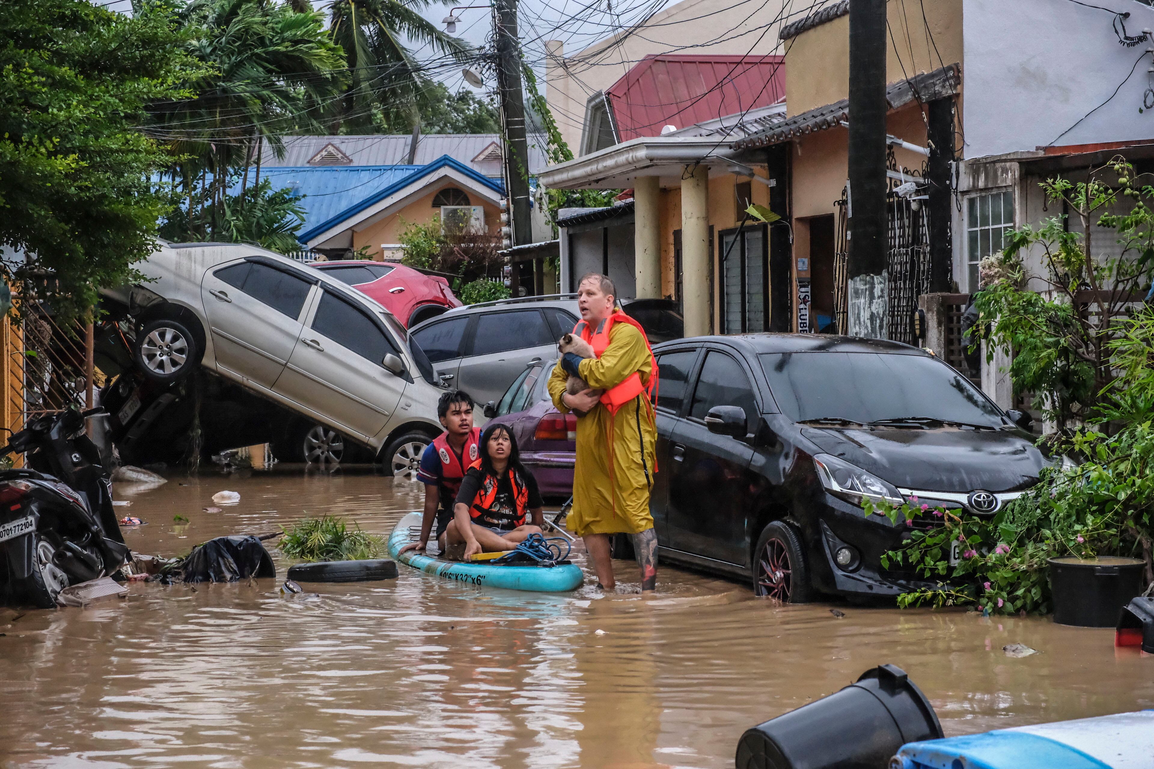 Las autoridades locales informaron que miles de familias fueron evacuadas a albergues temporales en escuelas y centros comunitarios, mientras que los servicios de electricidad y transporte permanecen interrumpidos en varios municipios (EFE/EPA/JUANITO ESPINOSA)
