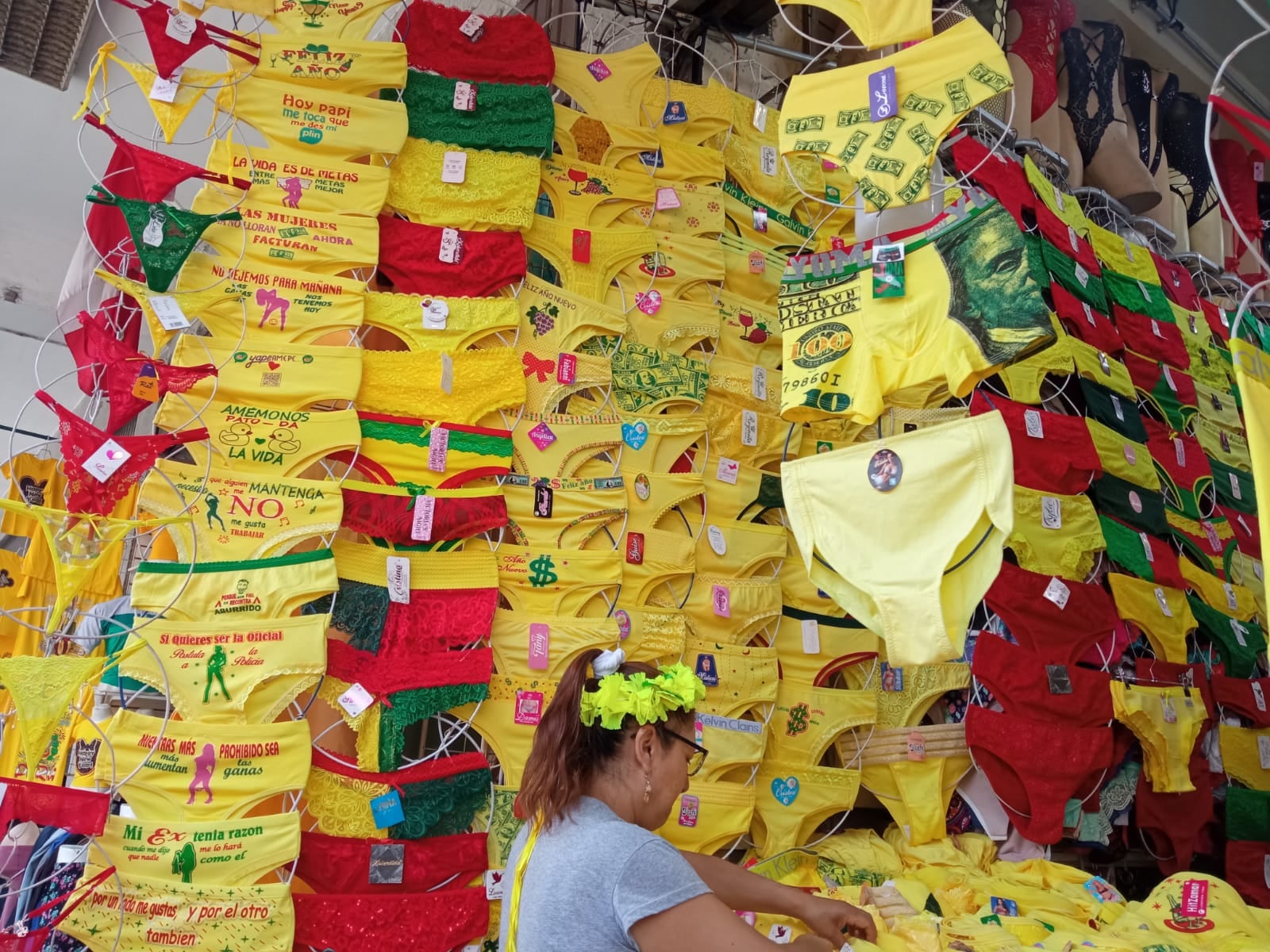 Vendedores de ropas interiores apuestan por prendas íntimas de color amarillo con curiosos mensajes | Foto: Infobae Perú / Paula Elizalde