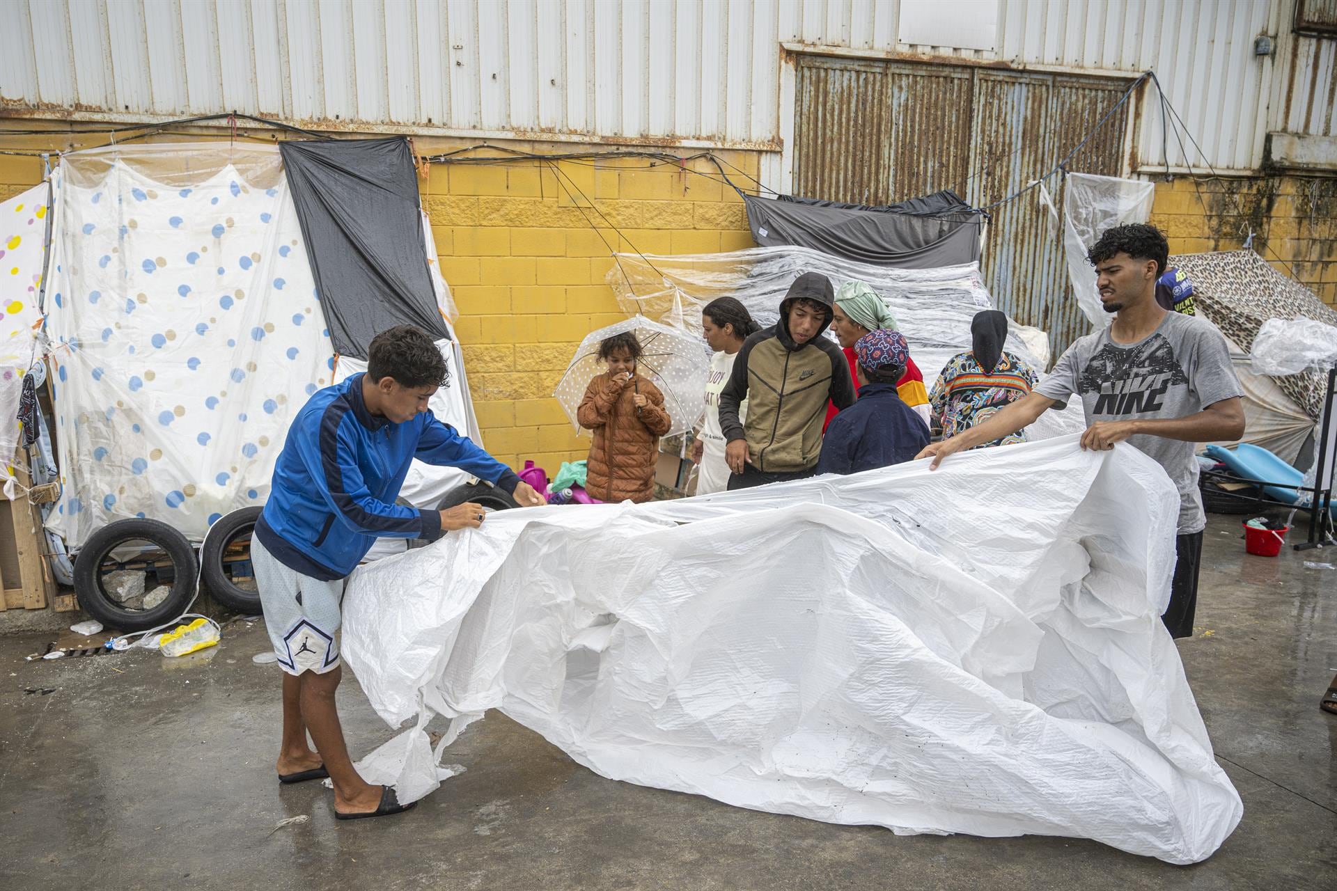 Inmigrantes acampados en las naves del Tarajal. (Marcos Moreno - Europa Press)