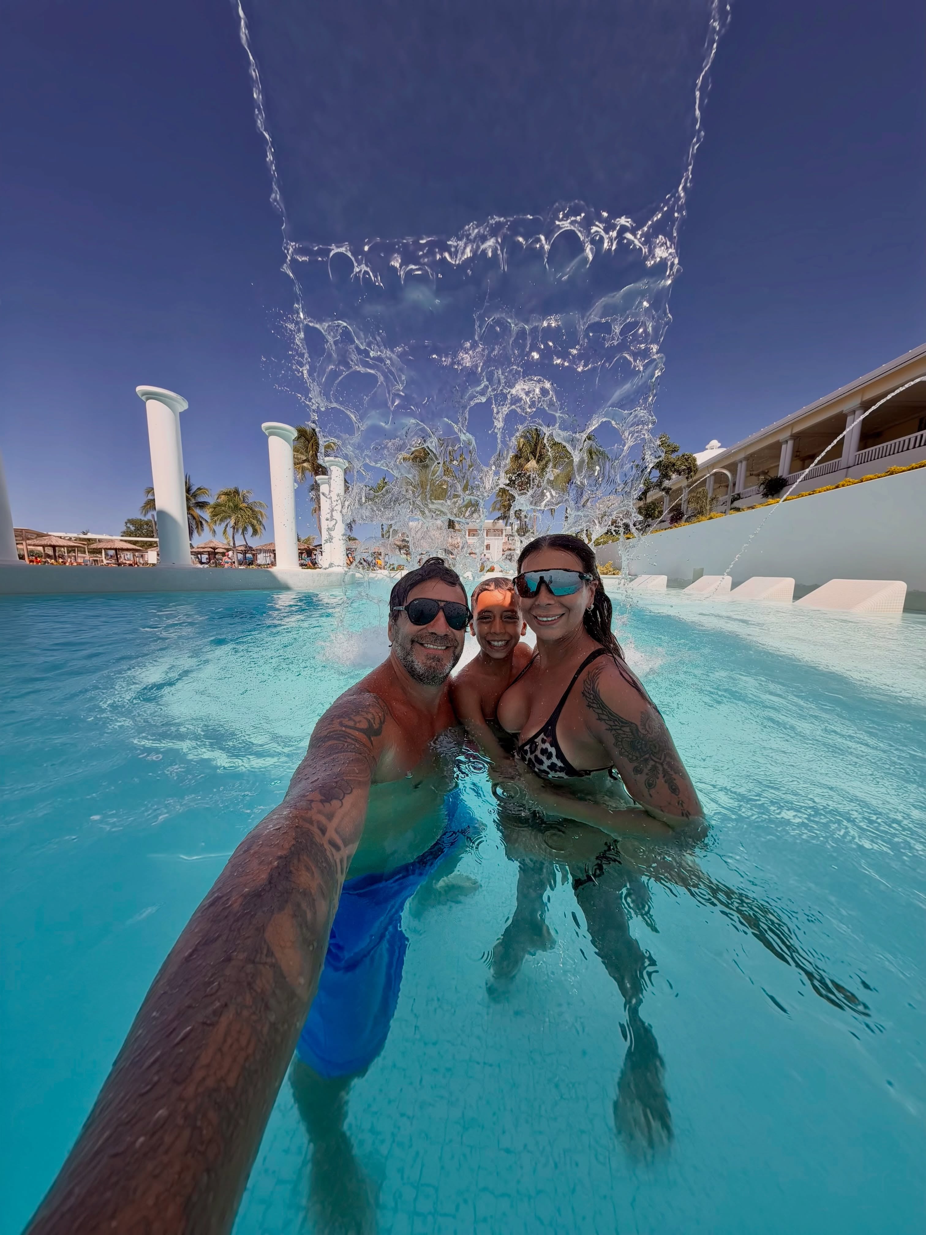 Gustavo Conti y Ximena disfrutan junto a su hijo en la piscina de un complejo turístico durante sus vacaciones en Jamaica