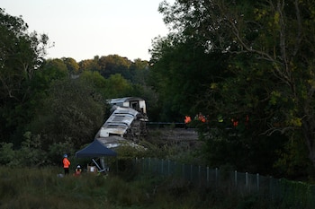 Un tren con 150 pasajeros a bordo descarriló cerca de Londres: al menos dos heridos graves (CARLOS JASSO / AFP)