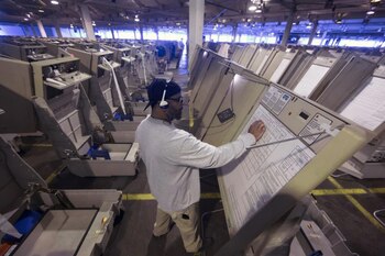 Un técnico trabaja para preparar