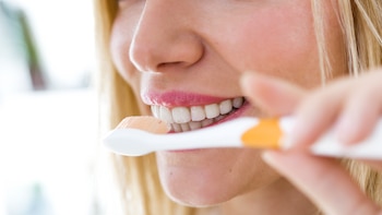 El esmalte dental no se regenera, por lo que es importante que sigas estos 5 hábitos para cuidar tu salud bucal