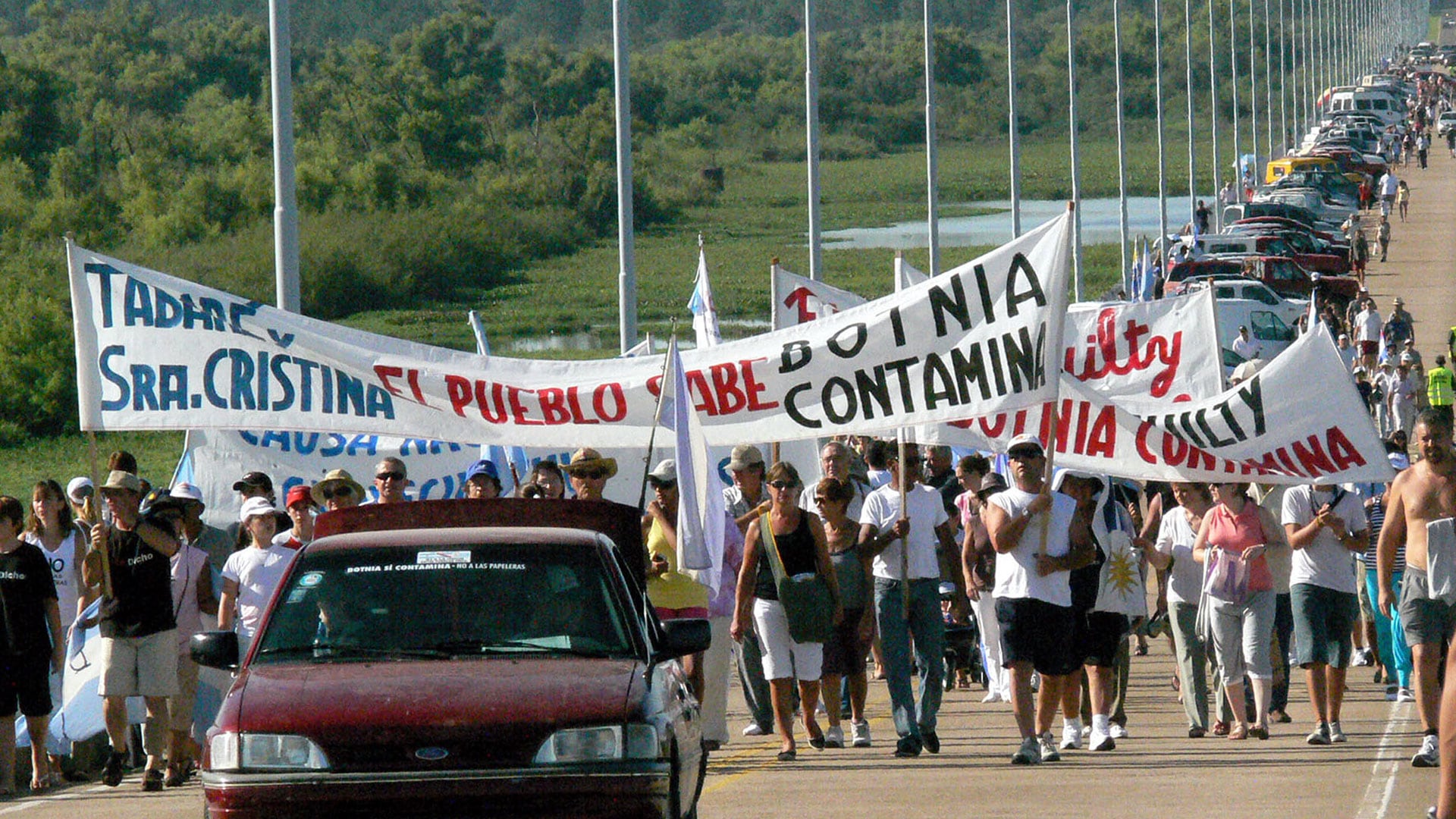 Corte de puentes en protesta por la instalación de papeleras en la costa del río Uruguay