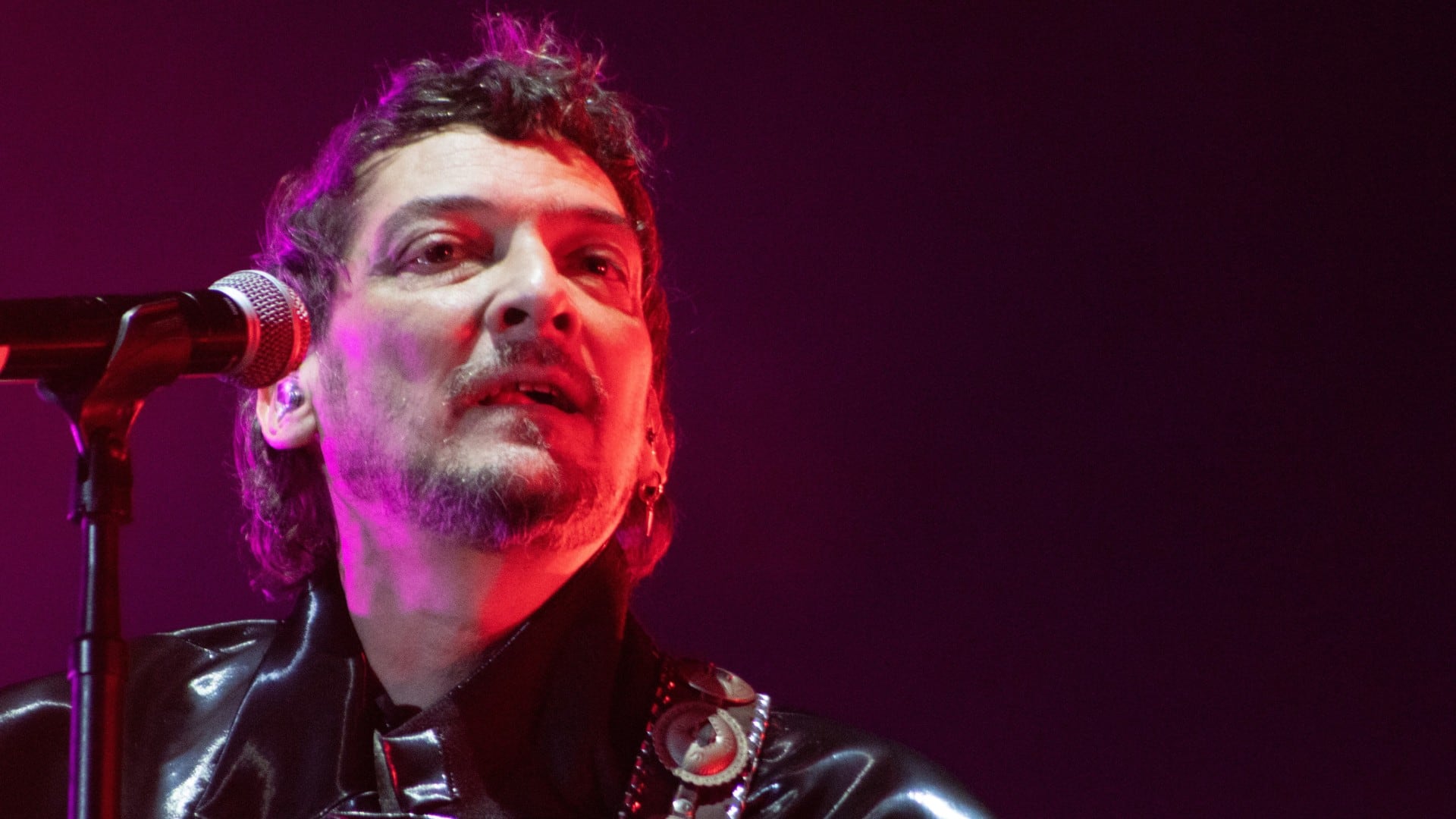 León Larregui de Zoé cantó para 180 mil personas. Crédito: Infobae México | Rubi Martinez