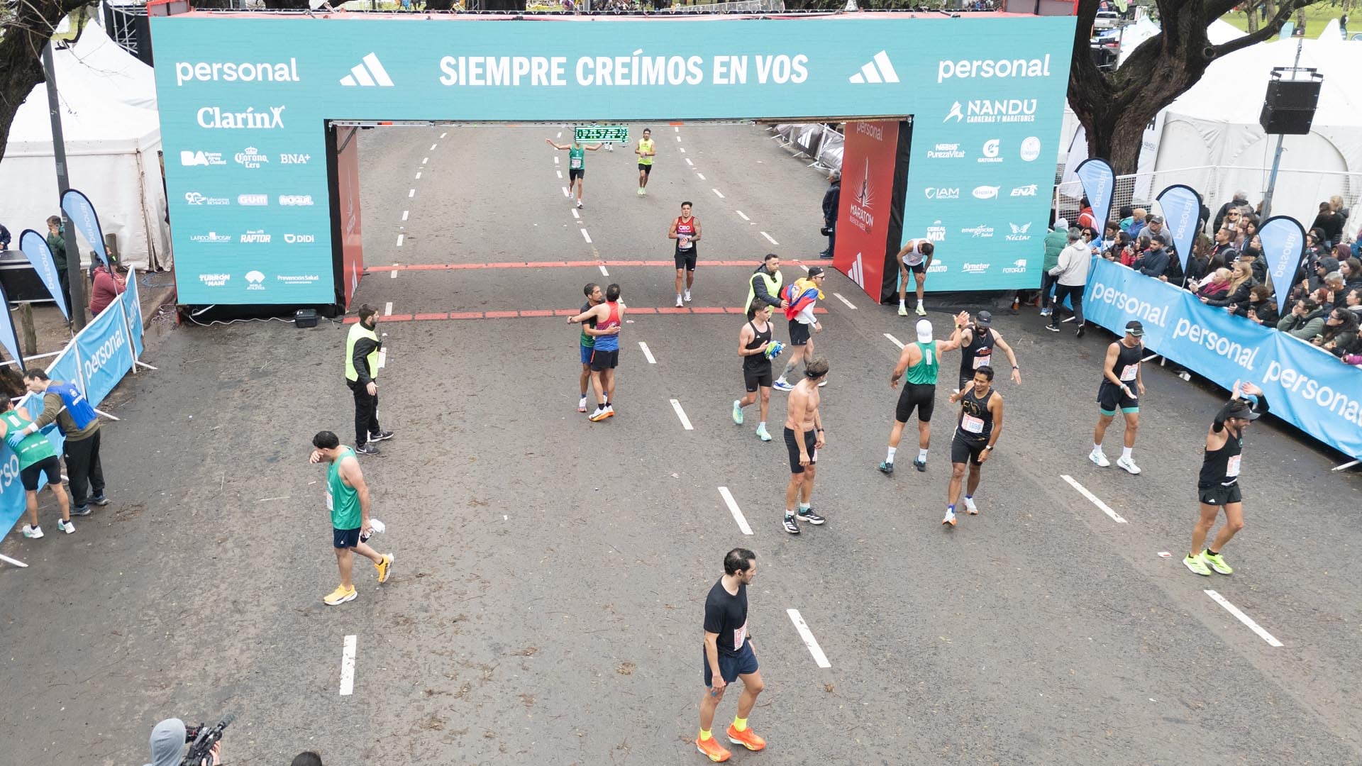 El primer grupo partirá tres minutos antes del pelotón principal, mientras los demás corredores avanzarán en tandas definidas por sus tiempos estimados (Jaime Olivos)