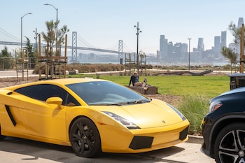 El horizonte de San Francisco, visto desde un parque en Treasure Island