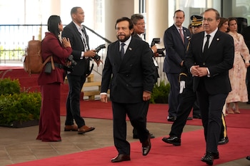 CIUDAD DE PANAMÁ (PANAMÁ), 22/06/2026.- El vicepresidente de El Salvador, Félix Ulloa (c) llega a los actos conmemorativos del Bicentenario del Congreso Anfictiónico este lunes, en Ciudad de Panamá (Panamá). Panamá conmemora los 200 años del Congreso Anfictiónico, la asamblea convocada por Bolívar en la capital panameña entre el 22 de junio y el 15 de julio de 1826 en un intento de unificar a los Estados americanos recién independizados de España. EFE/ Aris Mariota