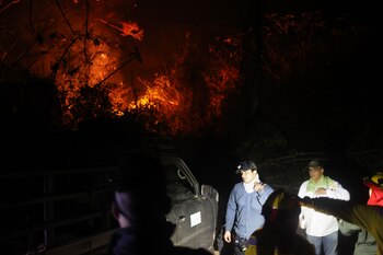 Voluntarios trabajan para apagar un