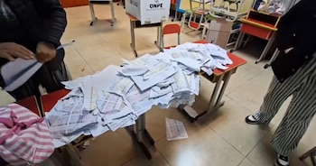 Elecciones 2026 Perú: miembros de mesa rompen actas por fallas técnicas y falta de tinta. Composición Infobae / Carol Ruiz.